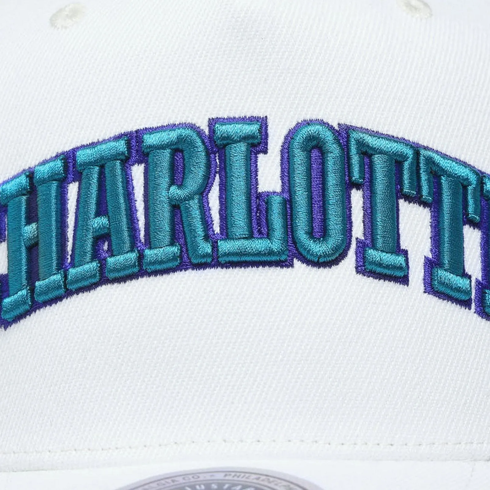 Charlotte Hornets Vintage White Classic Redline Snapback